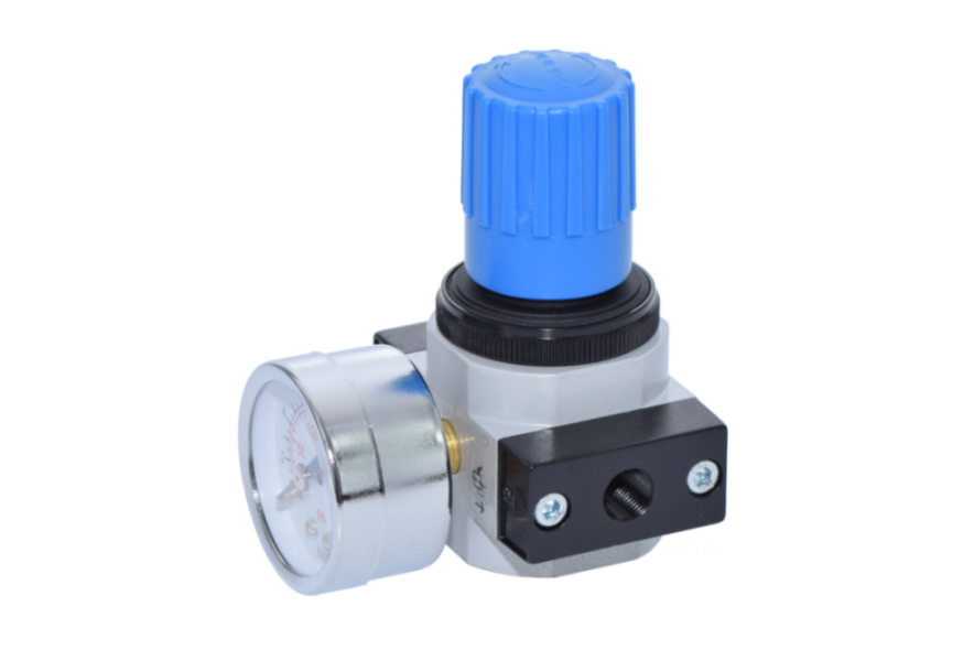 Druckregler mit Manometer für den Einsatz in Pneumatiksystemen zur Kontrolle und Reduzierung des Luftdrucks	 Seitenansicht des Druckminderers mit Manometer für Pneumatiksysteme