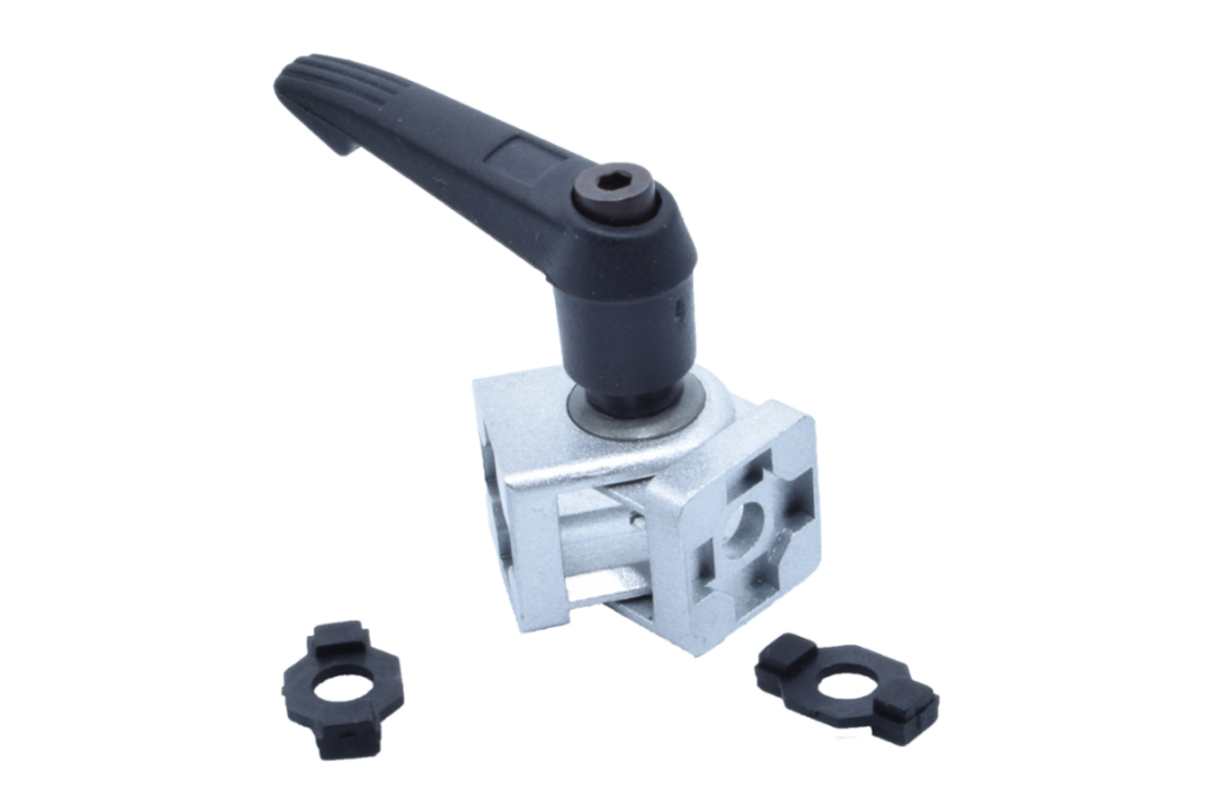 Gelenkverbinder 20 mm aus Zinkdruckguss mit schwarzem Klemmhebel, davor zwei schwarze Zentrierstücke