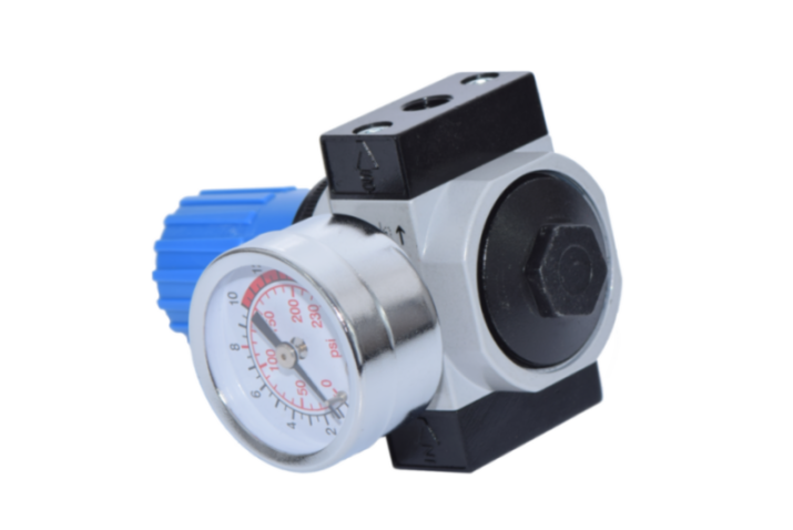 Druckregler zur Druckluftsteuerung in Pneumatikanlagen, inklusive Manometer zur Überwachung des eingestellten Drucks	 Druckminderer für Pneumatiksysteme mit Manometer, Unteransicht