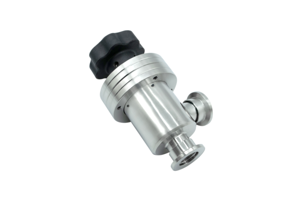 Rückansicht des manuellen Vakuum-Eckventils aus Edelstahl mit KF-Flanschanschlüssen (KF / Kleinflansch) zur präzisen Steuerung und Absperrung von Gasströmen in Vakuumsystemen.