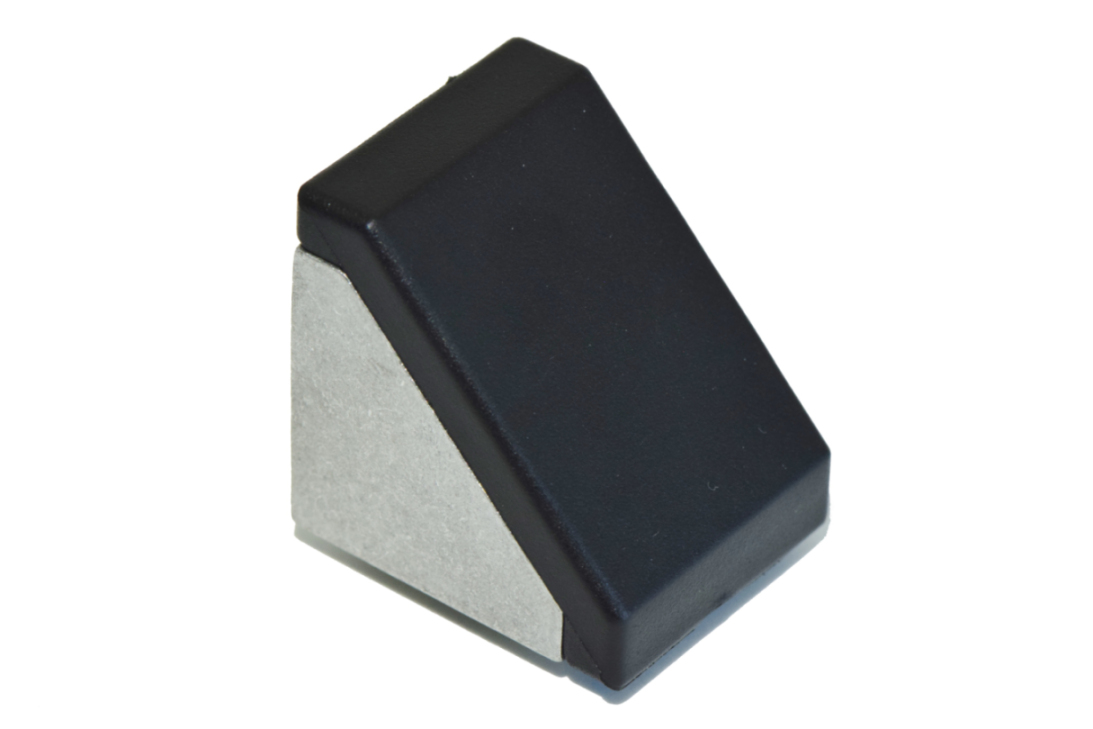 Nylon-Abdeckkappe für leichte Winkelprofile, bietet Schutz und eine saubere Optik bei Alu-Konstruktionen (Item/Bosch)	 Schwarze Nylon-Abdeckkappe für einen leichten Winkel, Vorderansicht