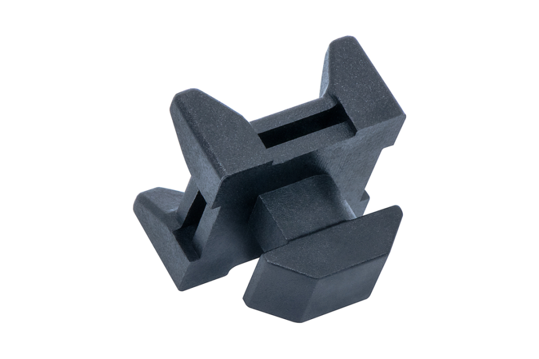 Kabelbinderblock aus Nylon, auch als Kabel- oder Schlauchhalter verwendbar, zur Befestigung an Aluprofilen (Nut 6/8/10, Item/Bosch)	 Vorderansicht des Nylon-Kabelbinderblocks für Nutenprofile der Größen 6, 8 und 10 (Item/Bosch)
