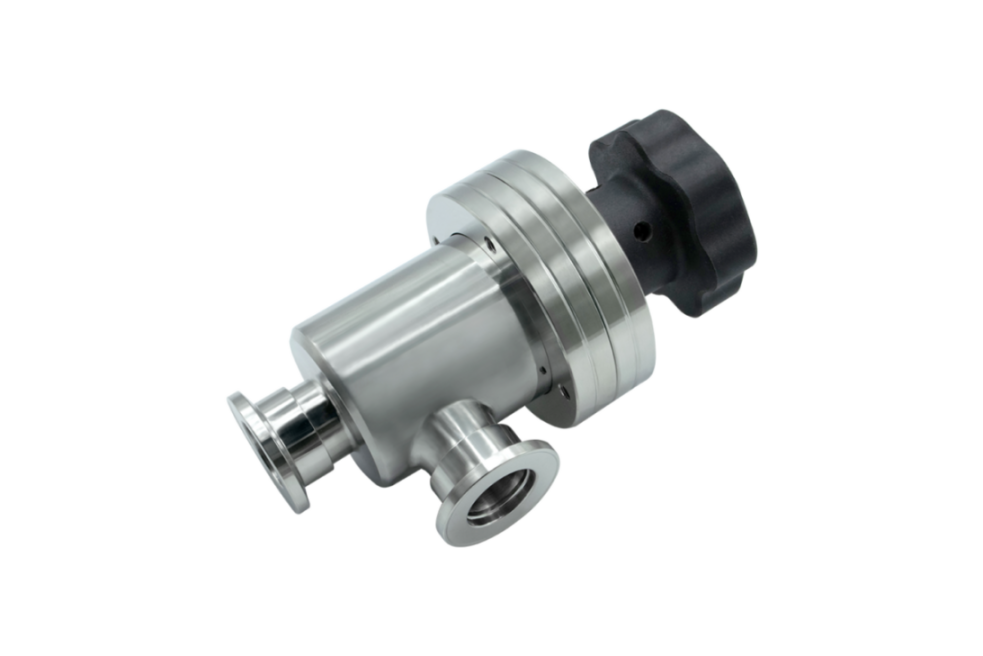 Vorderansicht des manuellen Vakuum-Eckventils aus Edelstahl mit KF-Flanschanschlüssen (KF / Kleinflansch) zur präzisen Steuerung und Absperrung von Gasströmen in Vakuumsystemen.